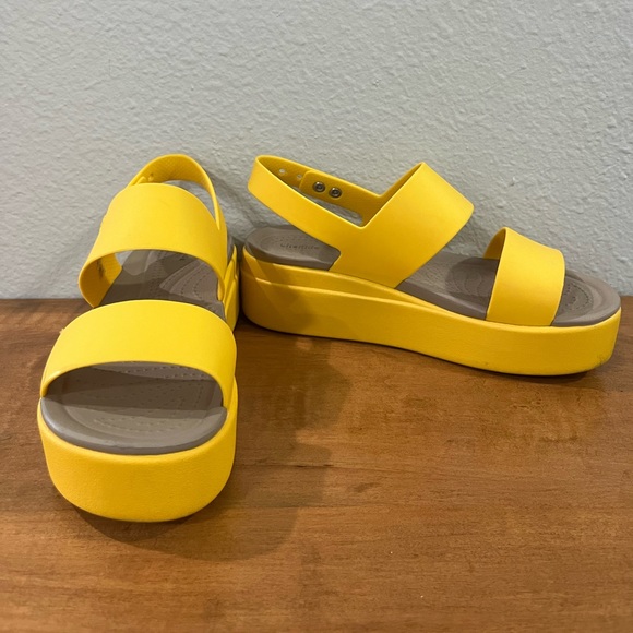 Crocs Brooklyn Low Wedge Canary - Picture 11 of 11
